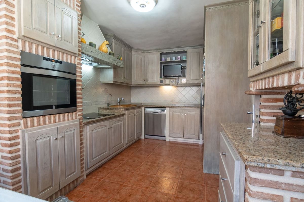 3 sypialnia Dom na sprzedaż w Estepona z basenem garażem - 745 000 € (Ref: 9727447)