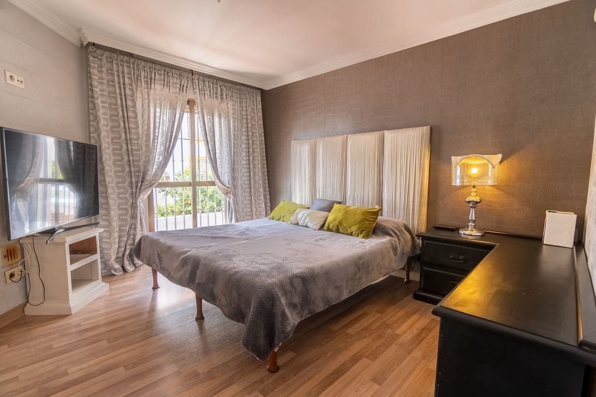 3 sypialnia Dom na sprzedaż w Estepona z basenem garażem - 745 000 € (Ref: 9727447)