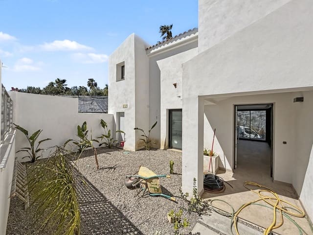 2 chambre Maison de Ville à vendre à Bahía Dorada, Estepona avec garage - 675 000 € (Ref: 9727448)