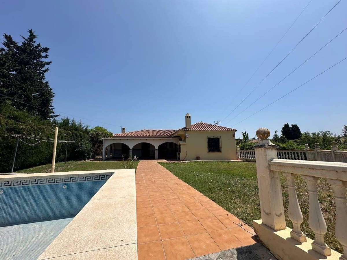 4 bedroom Finca/Country House for sale in Estepona with pool garage - € 850,000 (Ref: 9727543)