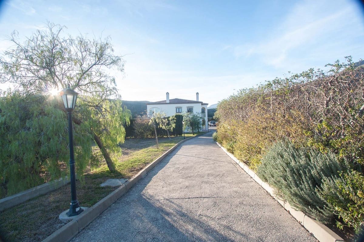 4 chambre Finca/Maison de Campagne à vendre à Estepona avec piscine - 795 000 € (Ref: 9727647)