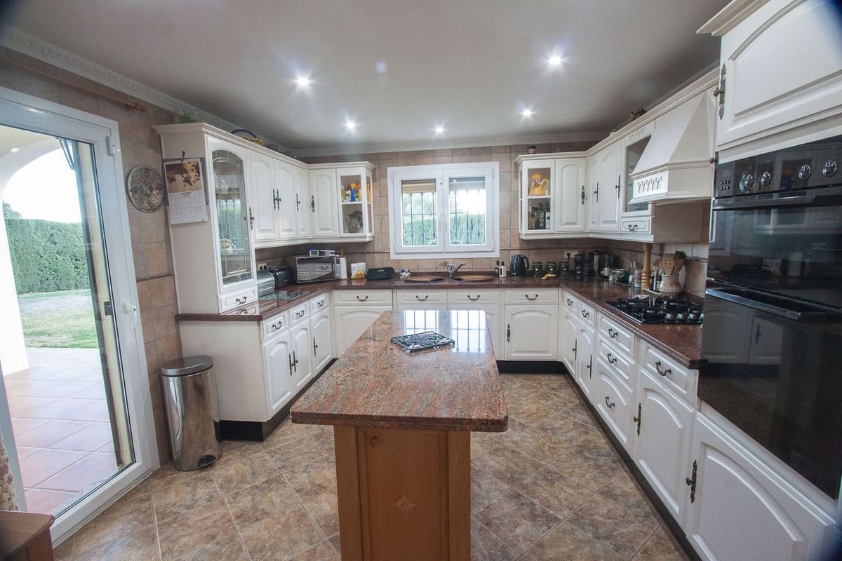 4 chambre Finca/Maison de Campagne à vendre à Estepona avec piscine - 795 000 € (Ref: 9727647)