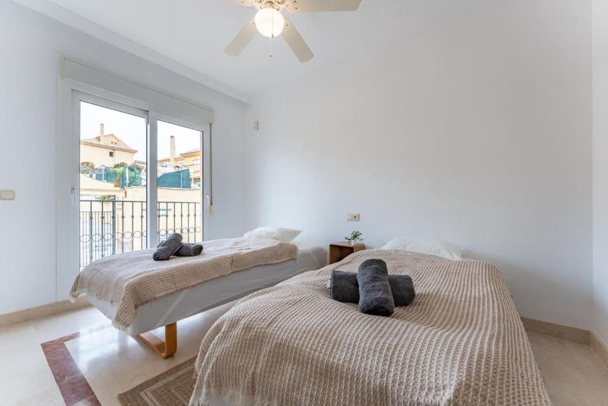 4 sypialnia Dom na sprzedaż w Riviera del Sol z basenem garażem - 565 000 € (Ref: 9729460)