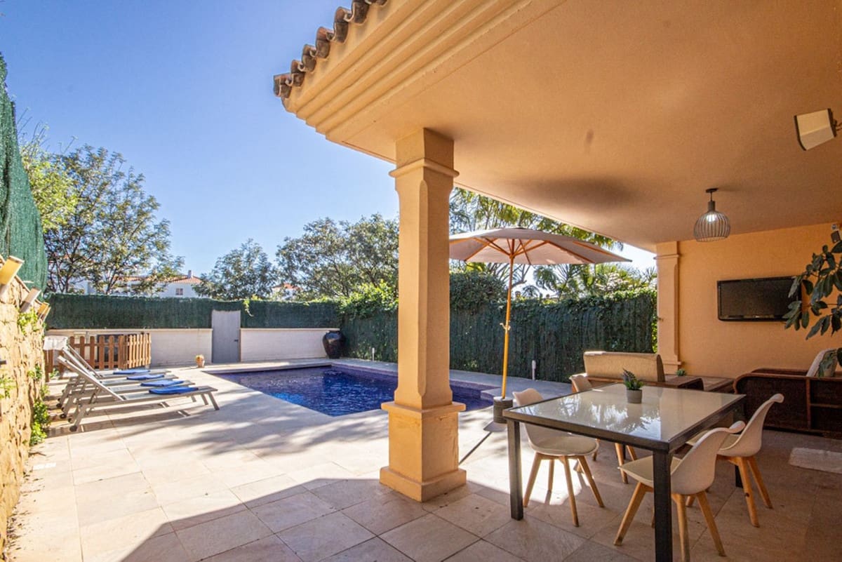 4 sypialnia Dom na sprzedaż w Riviera del Sol z basenem garażem - 565 000 € (Ref: 9729460)