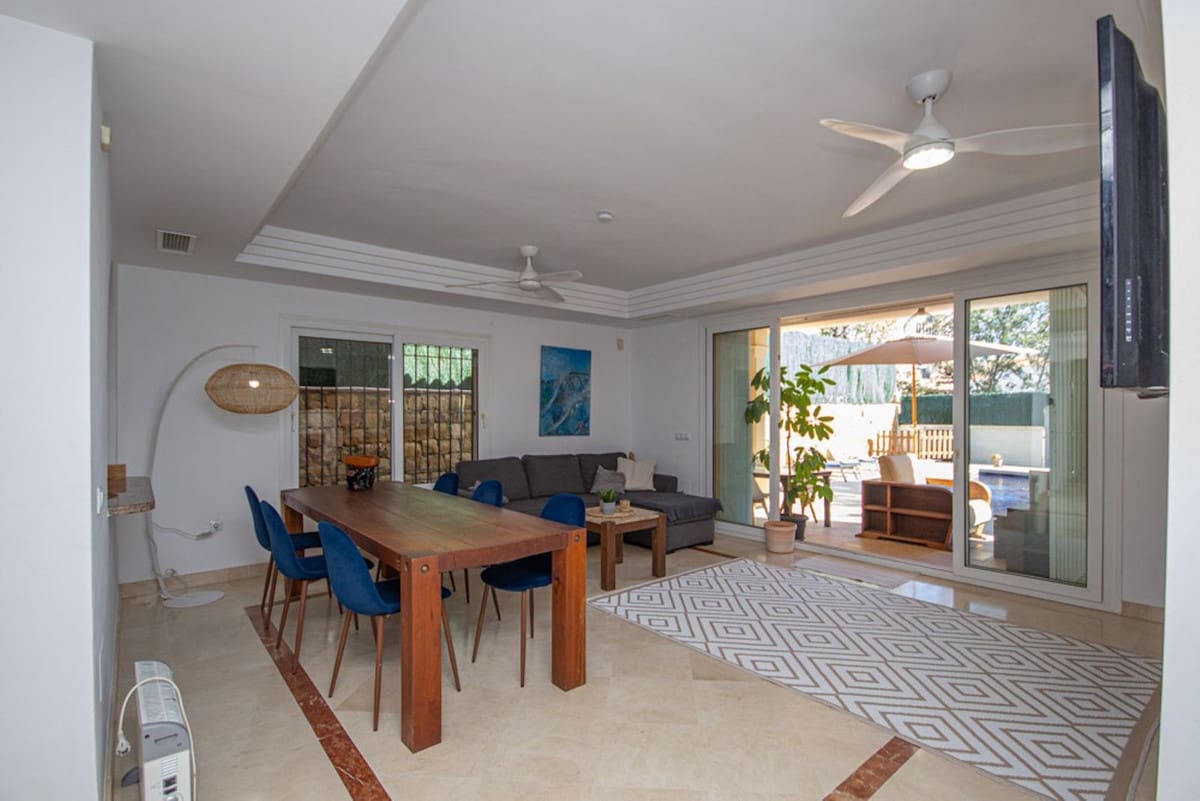 4 sypialnia Dom na sprzedaż w Riviera del Sol z basenem garażem - 565 000 € (Ref: 9729460)