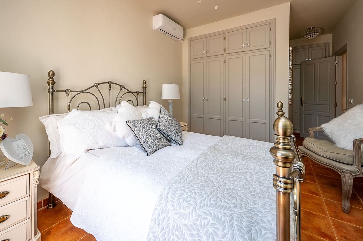 Chalet de 3 habitaciones en Coín en venta con piscina - 585.000 € (Ref: 9729540)