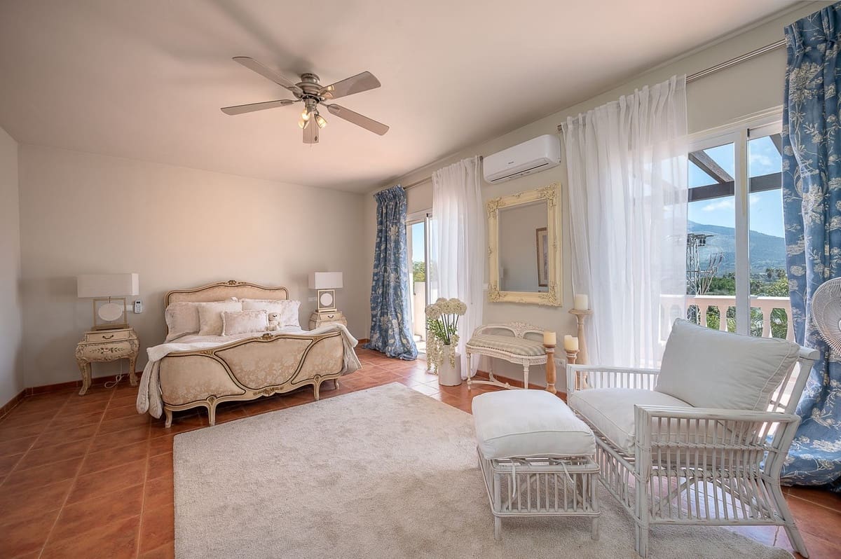 Chalet de 3 habitaciones en Coín en venta con piscina - 585.000 € (Ref: 9729540)