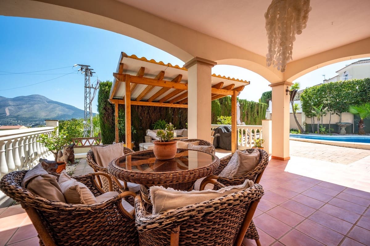 Chalet de 3 habitaciones en Coín en venta con piscina - 585.000 € (Ref: 9729540)