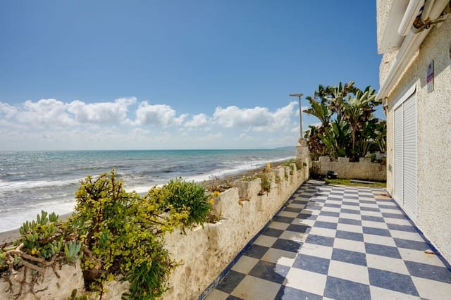 3 makuuhuone Huvila myytävänä paikassa Estepona mukana uima-altaan - 1 100 000 € (Ref: 9731376)