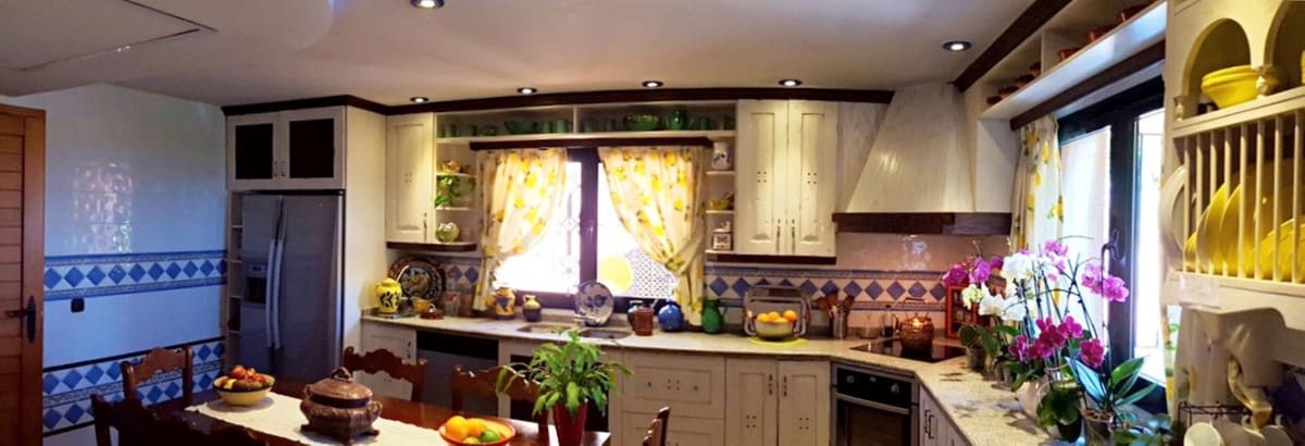 5 bedroom Villa for sale in Estepona with pool garage - € 2,300,000 (Ref: 9776841)