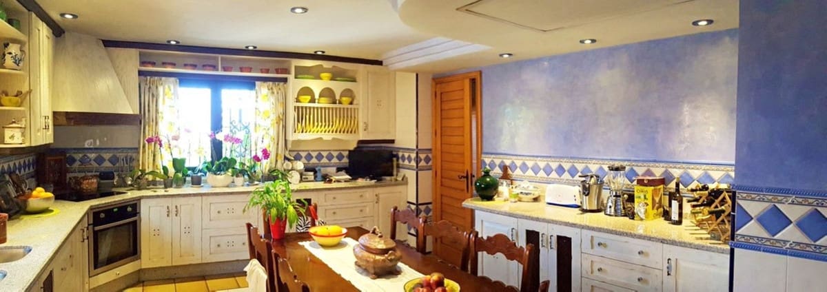 5 bedroom Villa for sale in Estepona with pool garage - € 2,300,000 (Ref: 9776841)