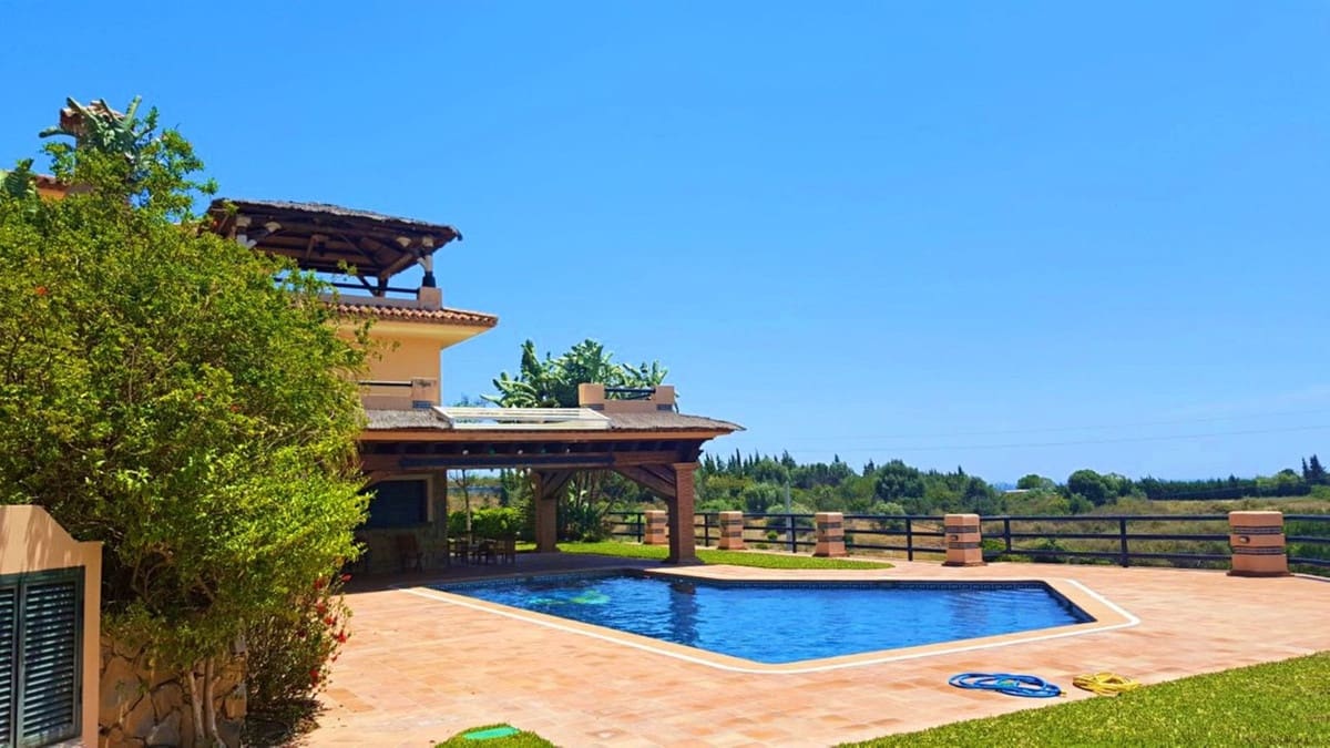 5 bedroom Villa for sale in Estepona with pool garage - € 2,300,000 (Ref: 9776841)