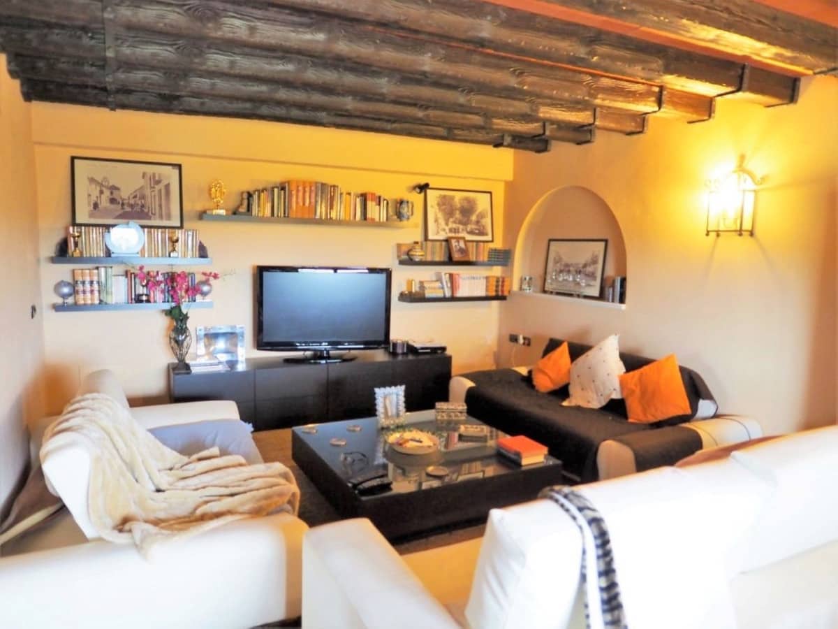 5 bedroom Villa for sale in Estepona with pool garage - € 2,300,000 (Ref: 9776841)