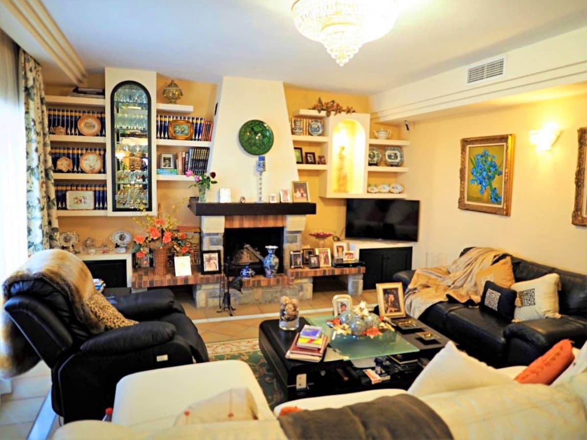 5 bedroom Villa for sale in Estepona with pool garage - € 2,300,000 (Ref: 9776841)