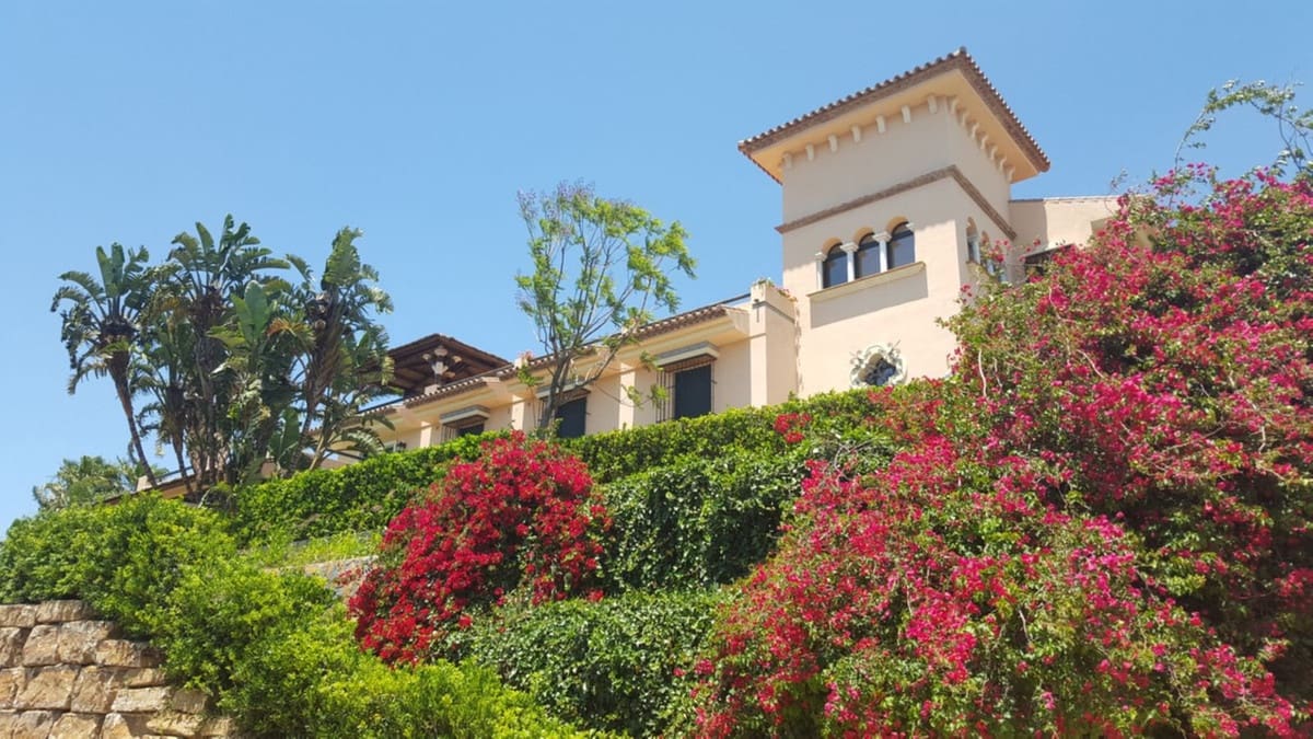 5 bedroom Villa for sale in Estepona with pool garage - € 2,300,000 (Ref: 9776841)