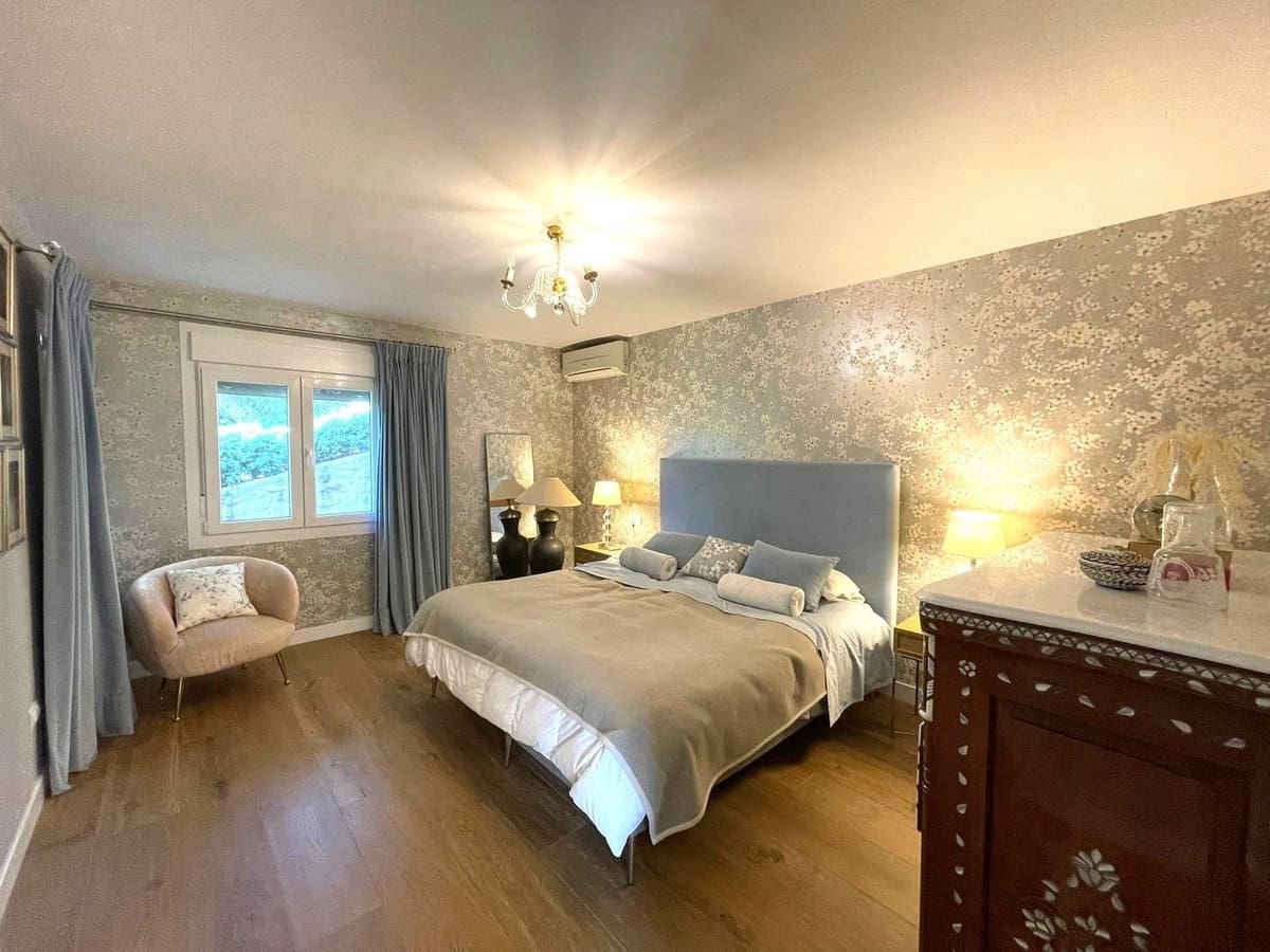 4 sypialnia Willa na sprzedaż w Estepona z basenem garażem - 1 856 000 € (Ref: 9776842)