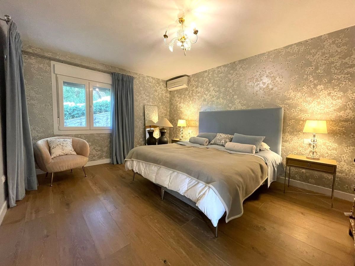 4 sypialnia Willa na sprzedaż w Estepona z basenem garażem - 1 856 000 € (Ref: 9776842)