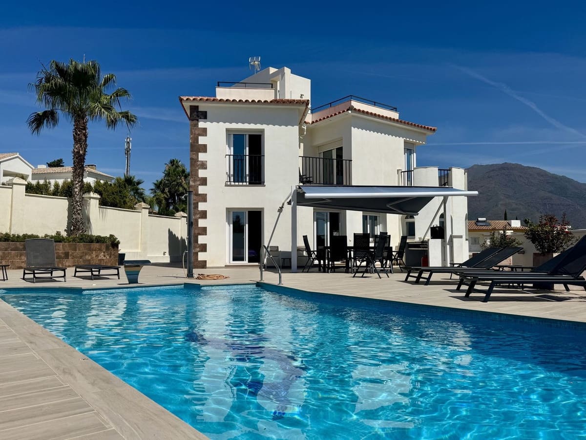 4 sypialnia Willa na sprzedaż w Estepona z basenem garażem - 1 149 000 € (Ref: 9776844)