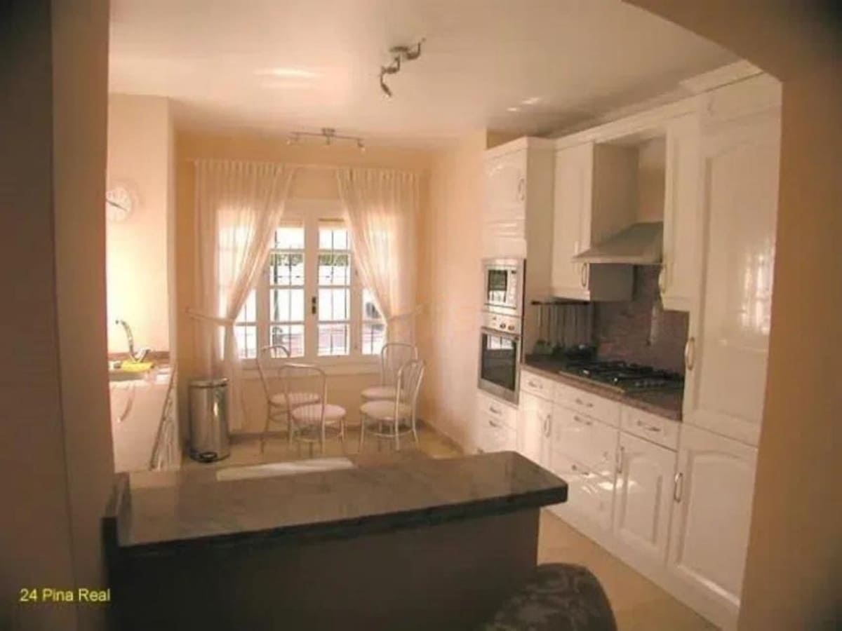 3 makuuhuone Huvila myytävänä paikassa Estepona mukana uima-altaan 
autotalli - 875 000 € (Ref: 9776845)