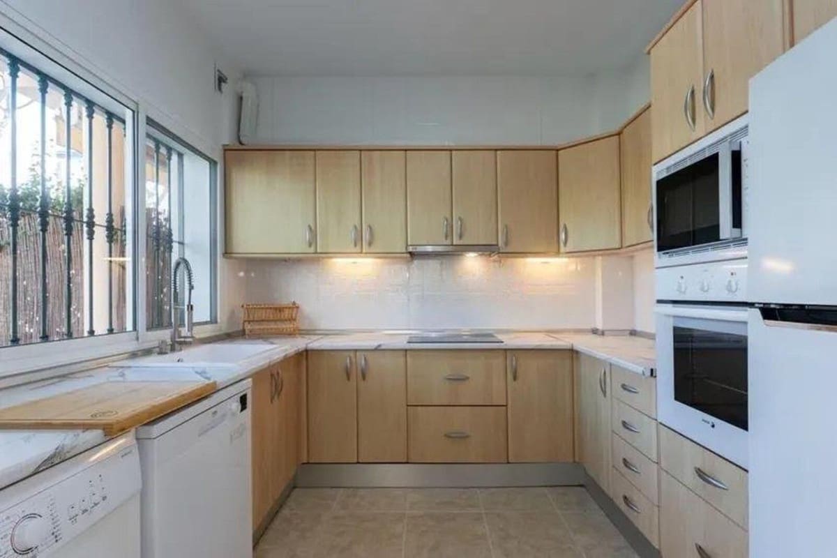 3 bedroom Townhouse for sale in Cabopino with pool garage - € 649,000 (Ref: 9777158)