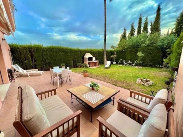 5 sypialnia Dom na sprzedaż w Nueva Andalucia, Marbella z basenem garażem - 918 000 € (Ref: 9778779)