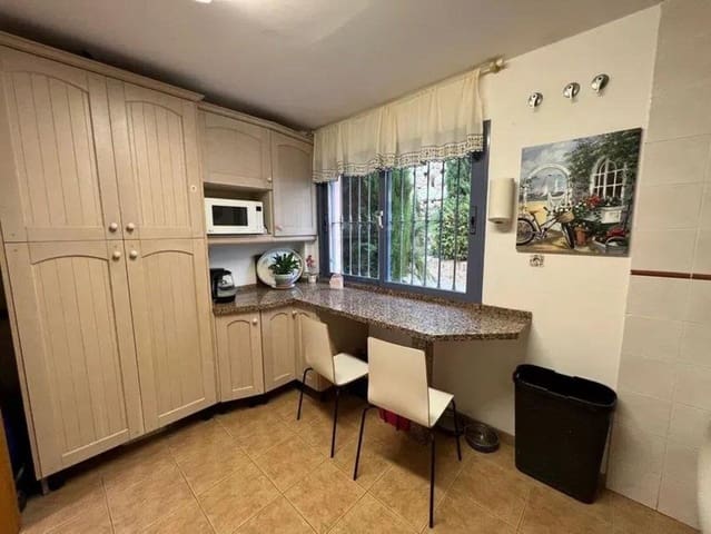 5 sypialnia Dom na sprzedaż w Nueva Andalucia, Marbella z basenem garażem - 918 000 € (Ref: 9778779)