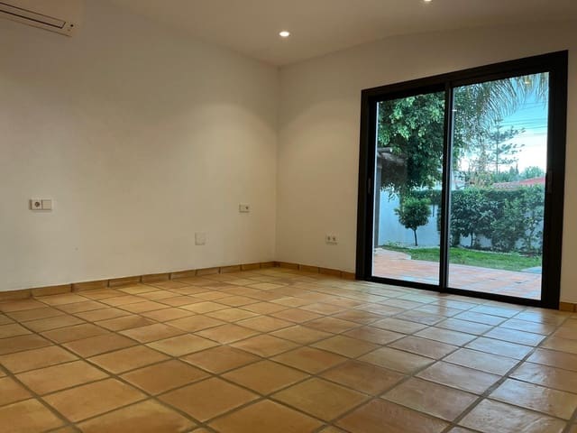 3 sypialnia Willa na sprzedaż w Marbella z basenem garażem - 1 680 000 € (Ref: 9778784)