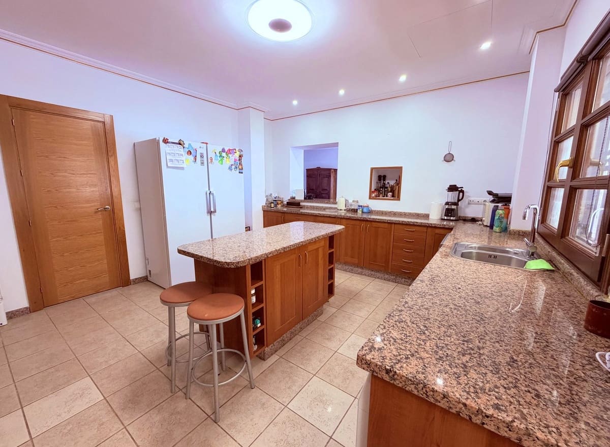 5 sypialnia Willa na sprzedaż w Buenas Noches z basenem garażem - 1 800 000 € (Ref: 9779932)