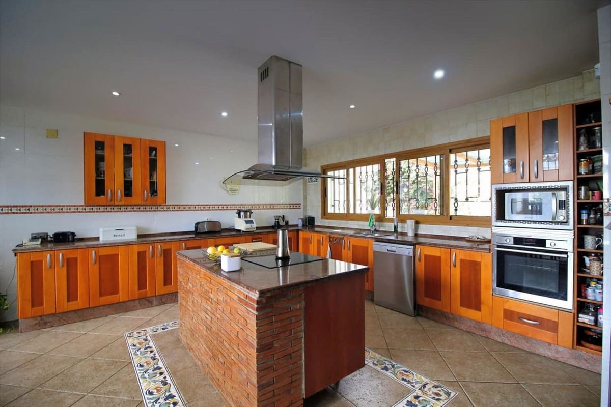 6 sypialnia Willa na sprzedaż w Benalmadena z basenem garażem - 1 600 000 € (Ref: 9779934)