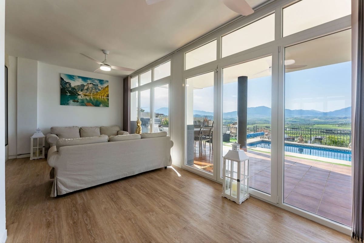 5 bedroom Villa for sale in Coin with pool garage - € 569,000 (Ref: 9779936)