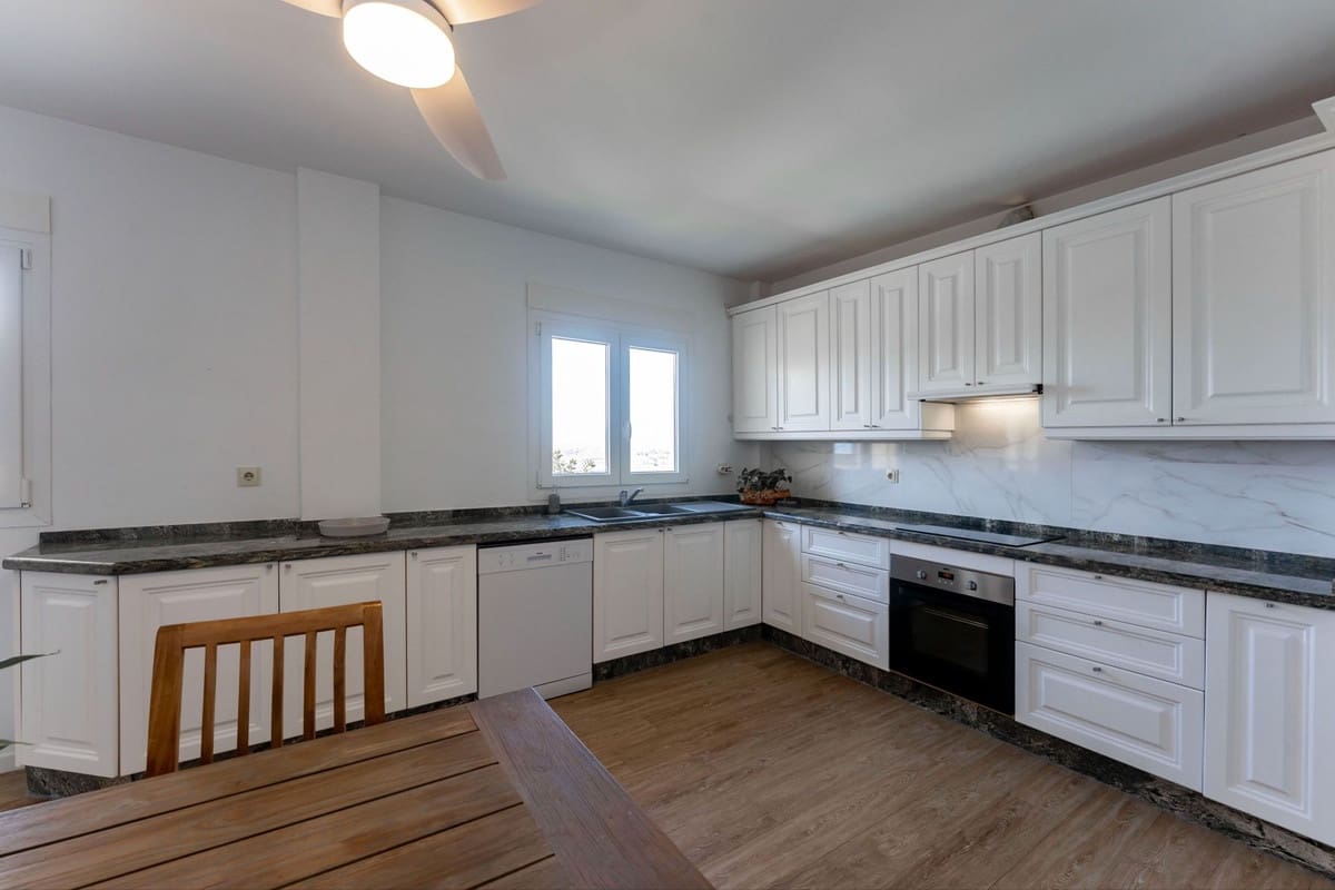 5 bedroom Villa for sale in Coin with pool garage - € 569,000 (Ref: 9779936)