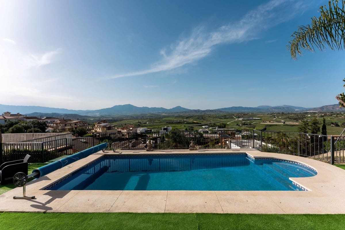 5 bedroom Villa for sale in Coin with pool garage - € 569,000 (Ref: 9779936)