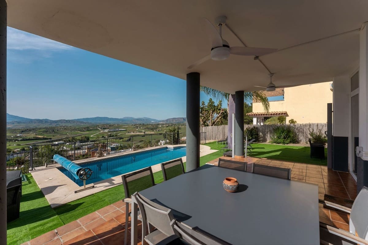 5 bedroom Villa for sale in Coin with pool garage - € 569,000 (Ref: 9779936)