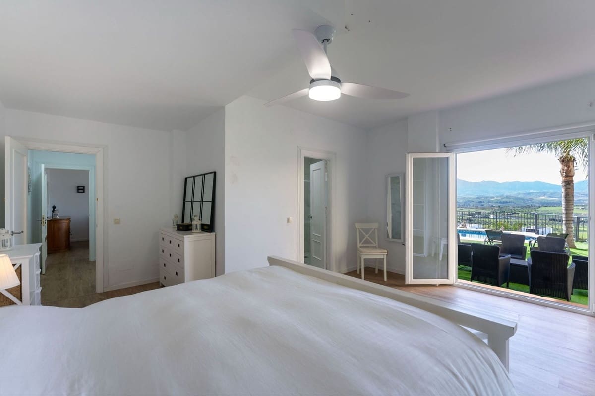 5 bedroom Villa for sale in Coin with pool garage - € 569,000 (Ref: 9779936)