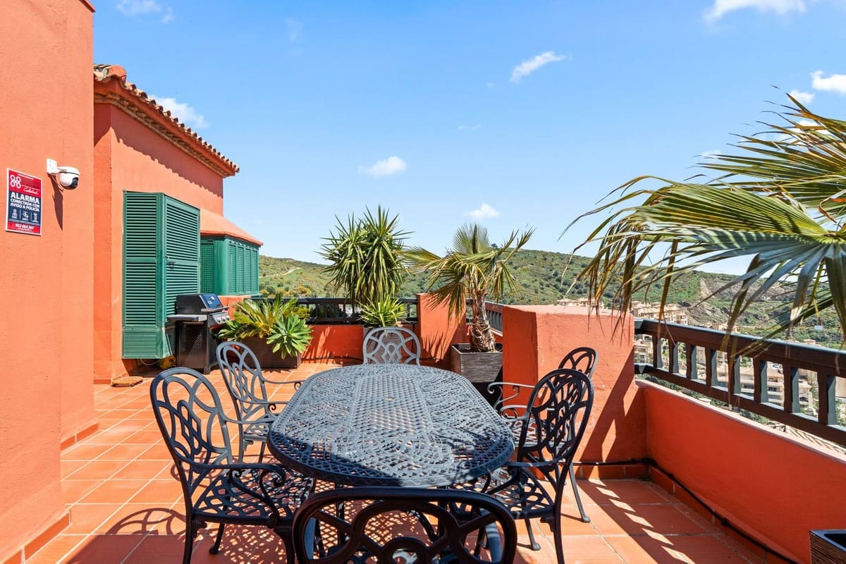 3 bedroom Apartment for sale in Calahonda with pool - € 635,000 (Ref: 9787035)