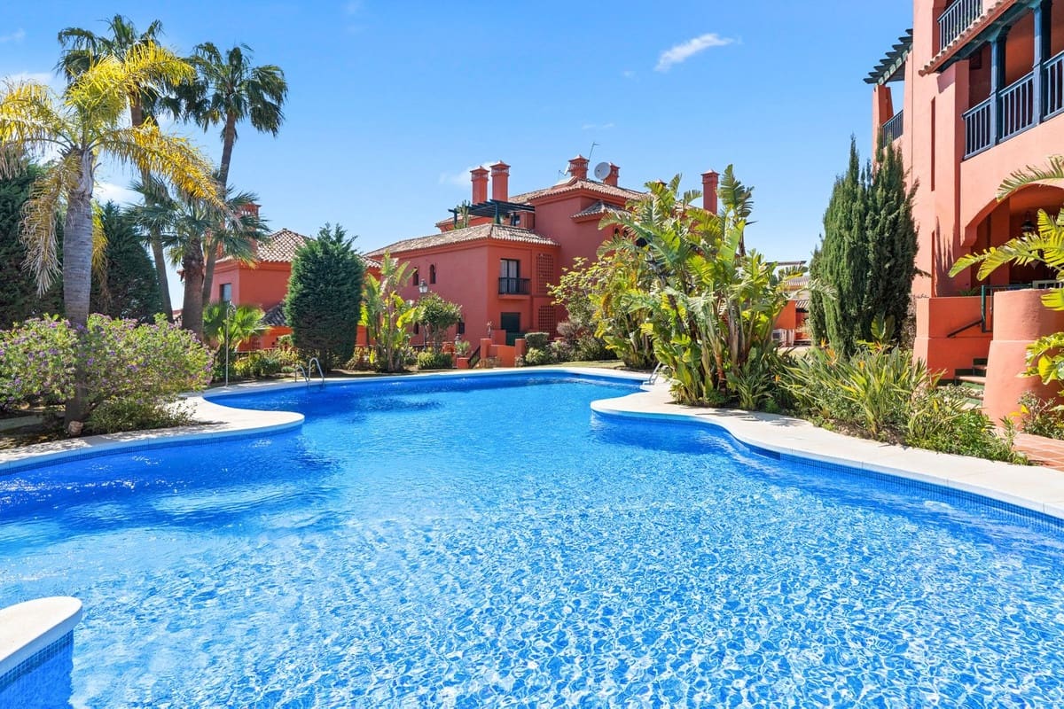 3 bedroom Apartment for sale in Calahonda with pool - € 635,000 (Ref: 9787035)