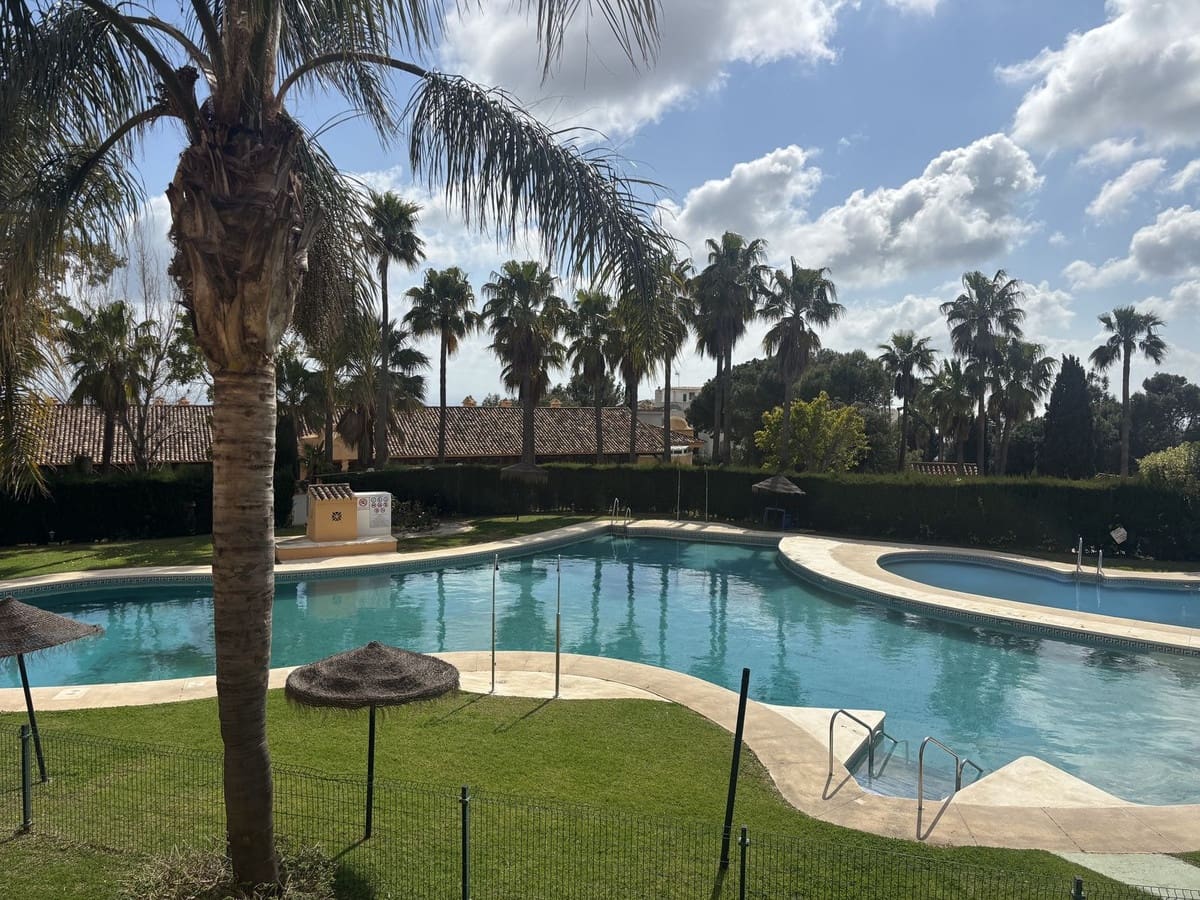 2 bedroom Apartment for sale in Calahonda with pool - € 399,000 (Ref: 9787040)