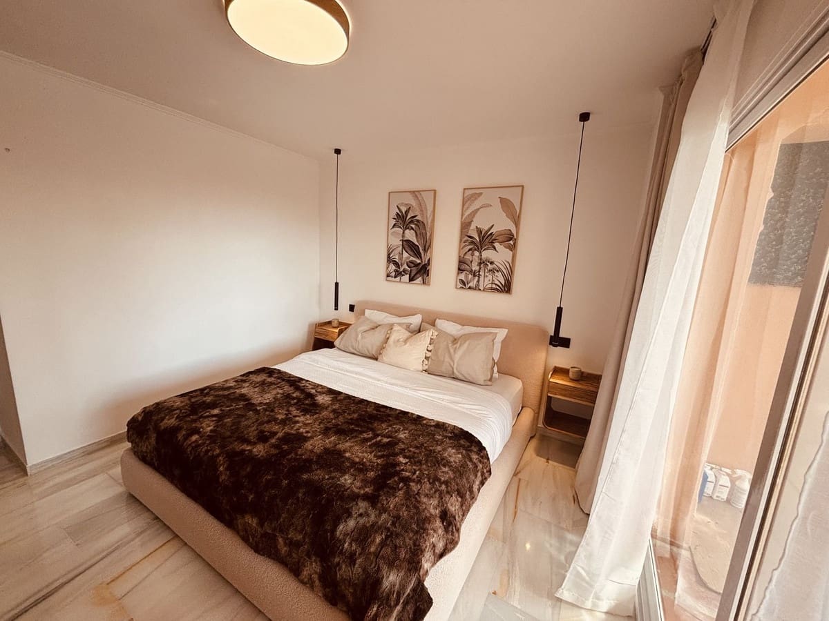 2 bedroom Apartment for sale in Calahonda with pool - € 399,000 (Ref: 9787040)