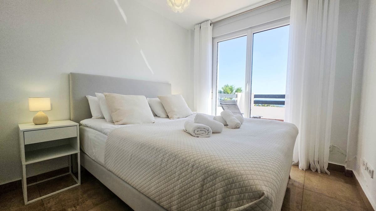 2 bedroom Apartment for sale in La Duquesa / Puerto de la Duquesa with pool garage - € 299,900 (Ref: 9787936)