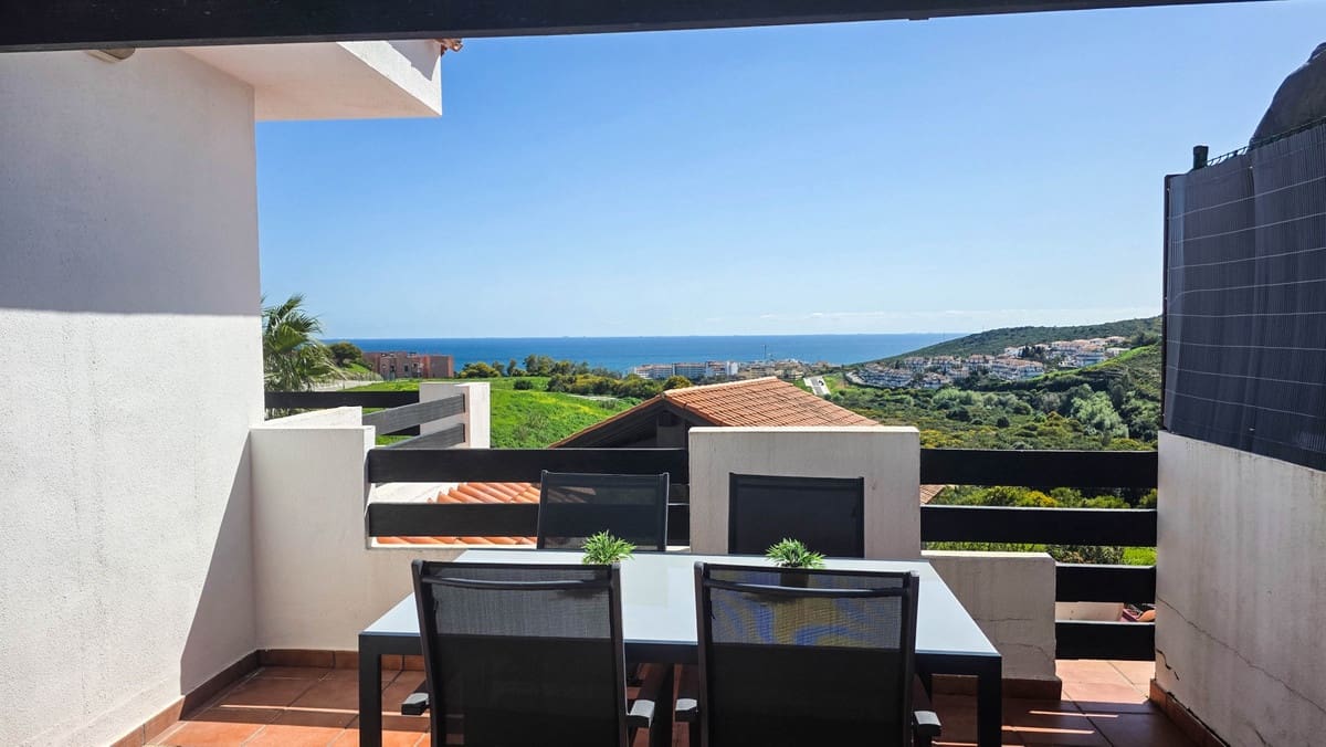 2 bedroom Apartment for sale in La Duquesa / Puerto de la Duquesa with pool garage - € 299,900 (Ref: 9787936)