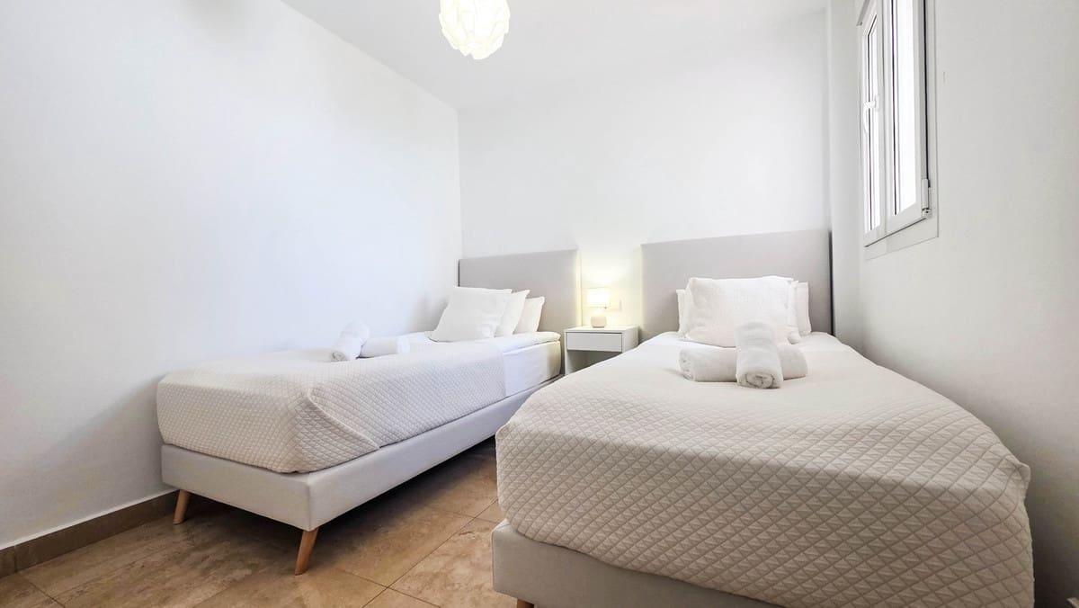 2 bedroom Apartment for sale in La Duquesa / Puerto de la Duquesa with pool garage - € 299,900 (Ref: 9787936)