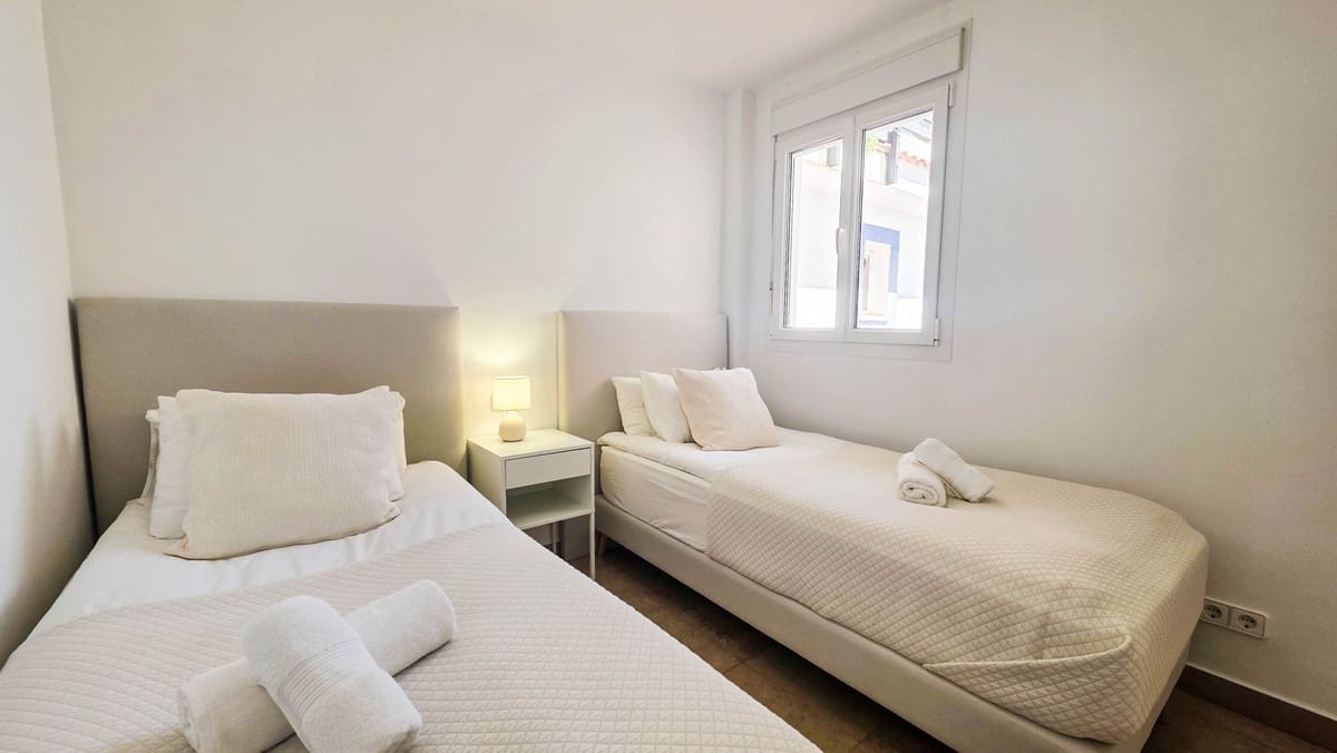 2 bedroom Apartment for sale in La Duquesa / Puerto de la Duquesa with pool garage - € 299,900 (Ref: 9787936)