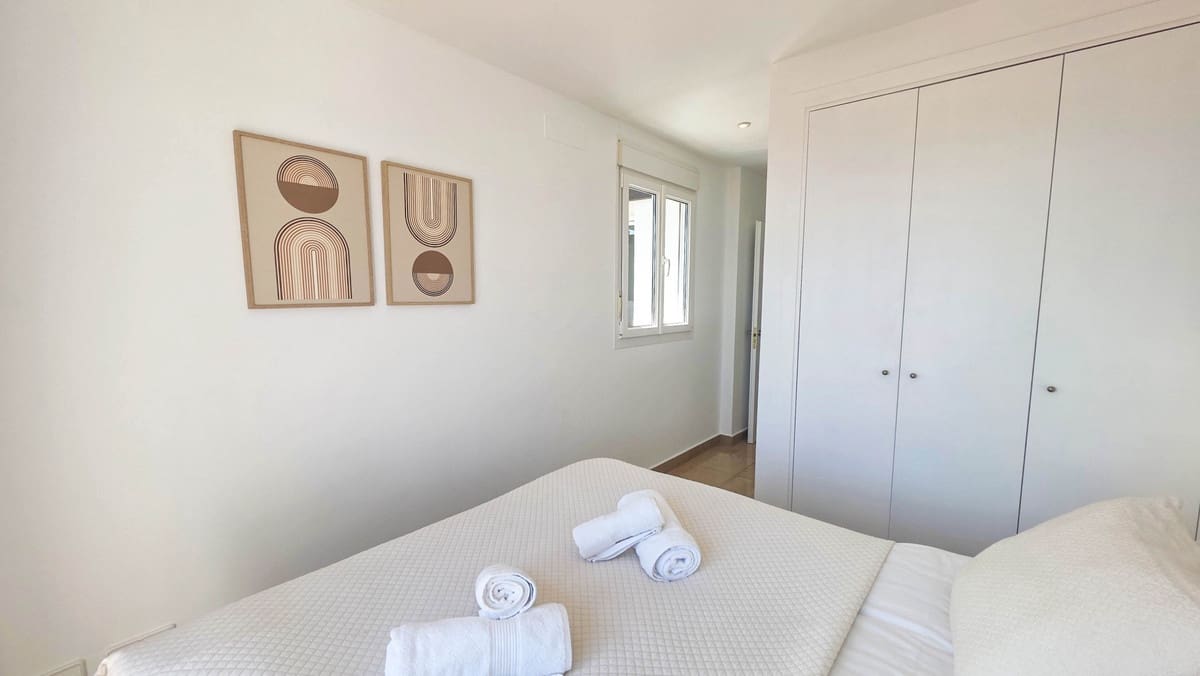 2 bedroom Apartment for sale in La Duquesa / Puerto de la Duquesa with pool garage - € 299,900 (Ref: 9787936)