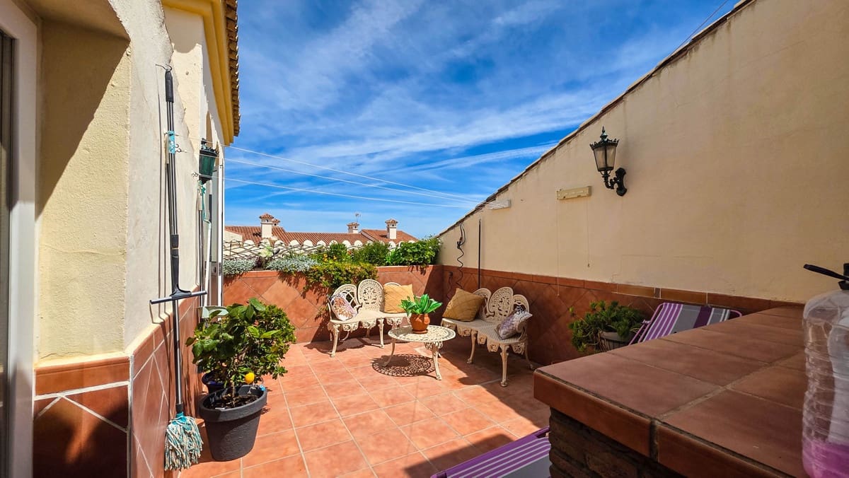 3 bedroom Penthouse for sale in La Duquesa / Puerto de la Duquesa with pool garage - € 389,000 (Ref: 9788856)