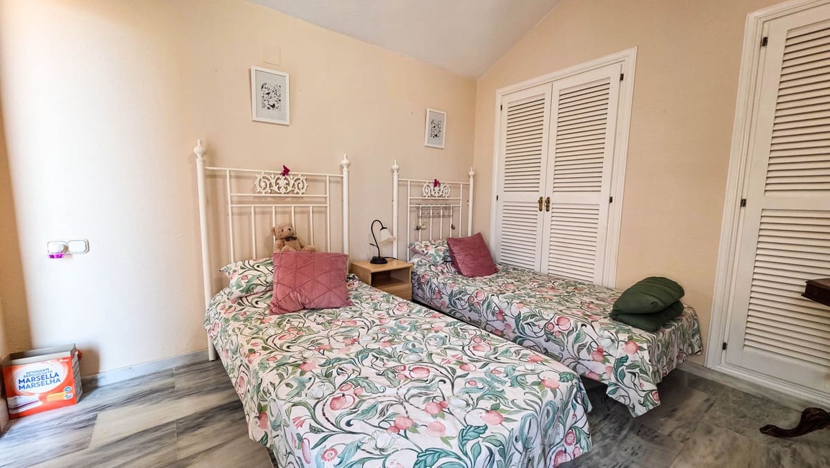 3 bedroom Penthouse for sale in La Duquesa / Puerto de la Duquesa with pool garage - € 389,000 (Ref: 9788856)