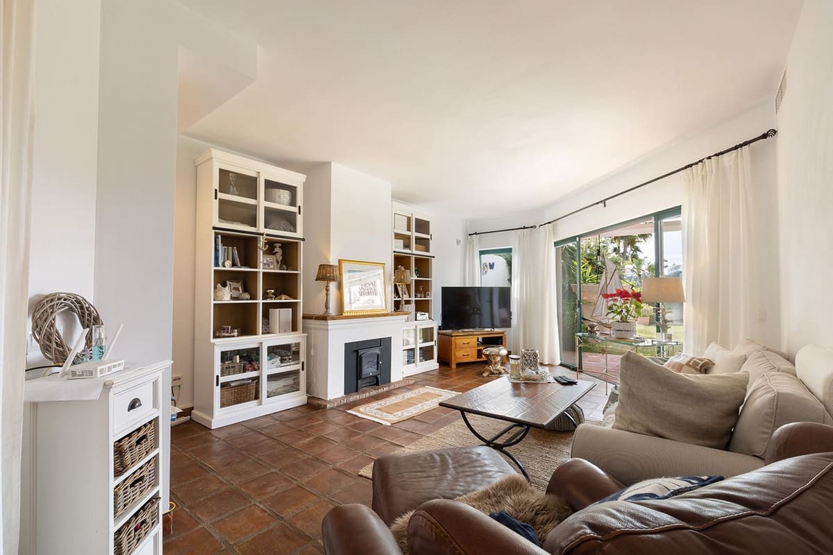 3 sypialnia Dom na sprzedaż w Miraflores z basenem garażem - 760 000 € (Ref: 9789500)