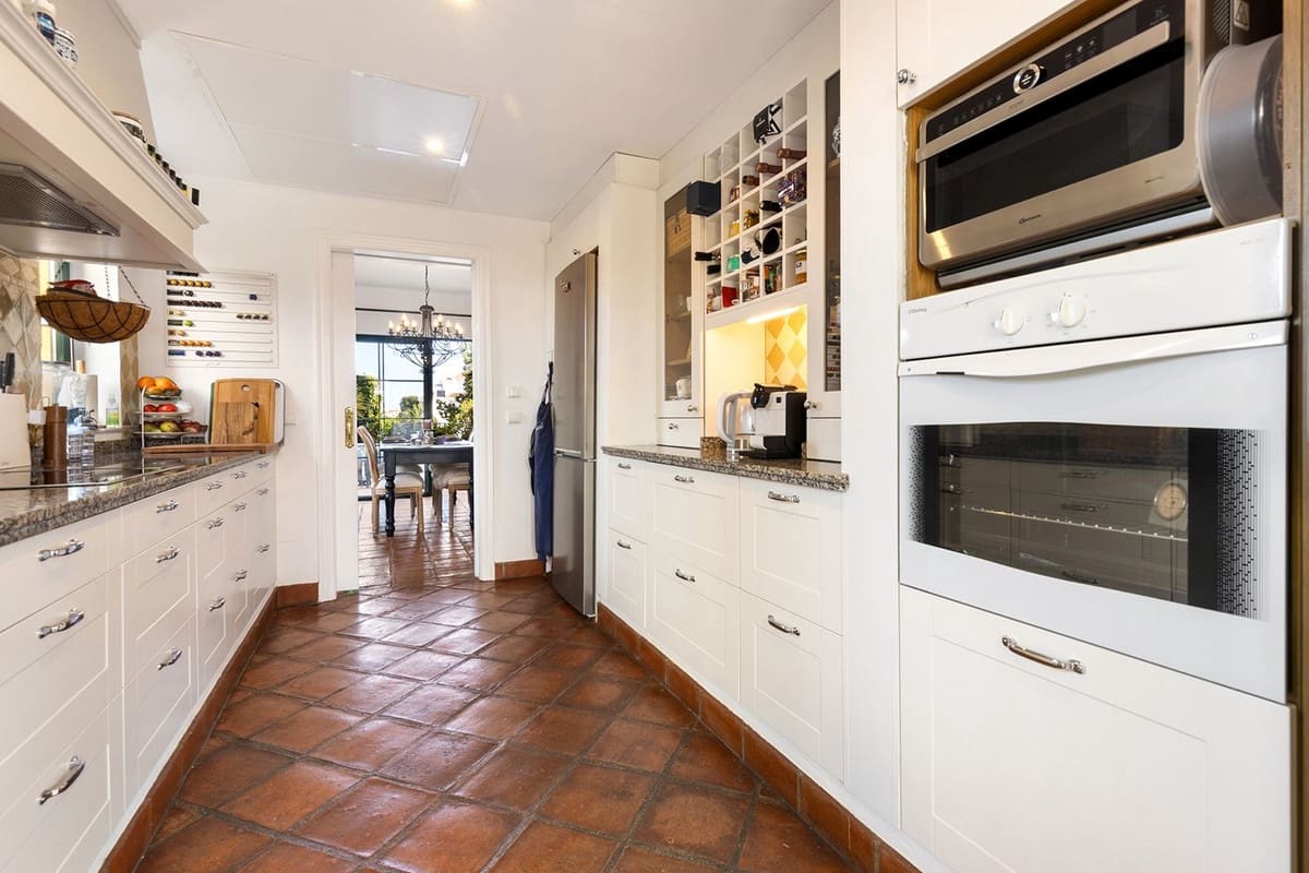 3 sypialnia Dom na sprzedaż w Miraflores z basenem garażem - 760 000 € (Ref: 9789500)