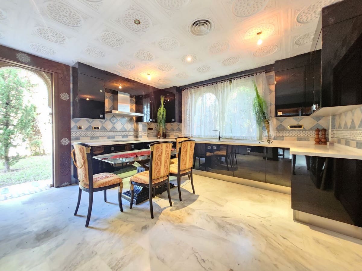 8 Zimmer Villa zu verkaufen in La Cala de Mijas mit Pool Garage - 1.720.000 € (Ref: 9789711)