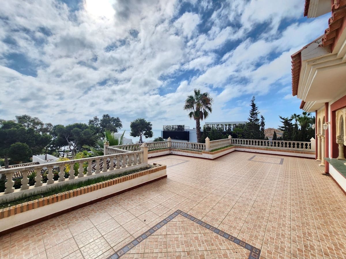 8 Zimmer Villa zu verkaufen in La Cala de Mijas mit Pool Garage - 1.720.000 € (Ref: 9789711)