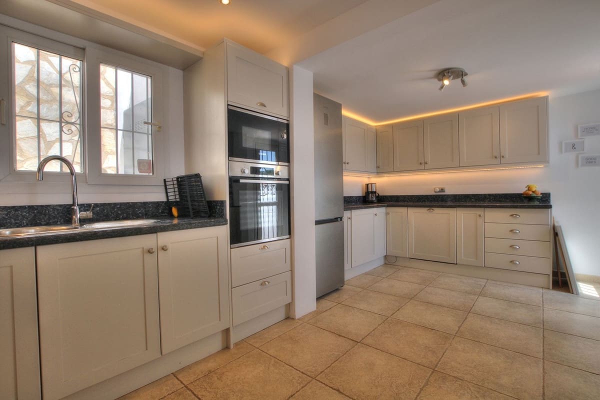 4 Zimmer Villa zu verkaufen in La Cala de Mijas mit Pool Garage - 945.000 € (Ref: 9789713)